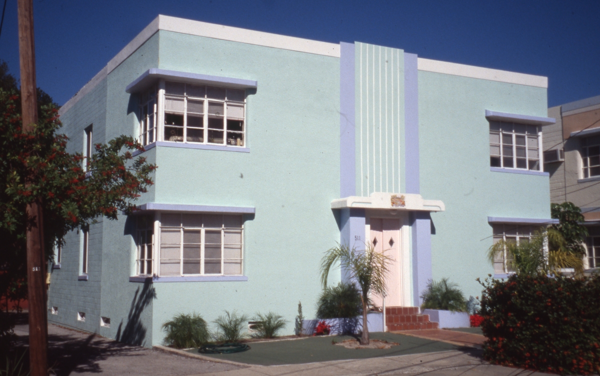 Apartment house in the Round Lake Historic District — Art Moderne