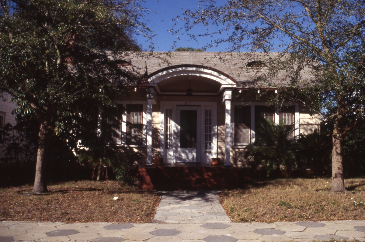 Colonial Revival bungalow in the Kenwood Historic District
